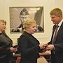 Михаил Шеремет наградил медалями участниц Народного ополчения