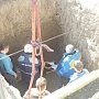 Спасатели в Судаке помогли пенсионерке выбраться из 4-метровой ямы, которую она сама же и выкопала