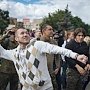 На Украине радикалы забросали яйцами генконсульство РФ и сорвали флаг