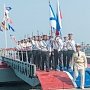 Севастополь отметил День флота парадом новых кораблей, авиашоу и танцами буксиров на воде