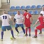 Со счетом 8:7 завершилась товарищеская встреча по мини-футболу между сборными командами крымского парламента и г. Евпатории