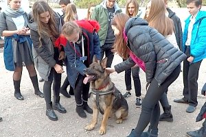 Дети из Керчи познакомились с кинологами и служебными собаками