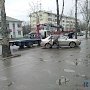 В центре Симферополя автомобили эвакуируют с мест, отведённых для парковки