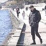 Полицейский из Крыма получил награду за спасение человека, упавшего в холодное море
