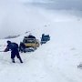 Спасатели продолжают оказывать помощь автомобилистам, застрявшим в снежных заносах
