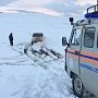 Крымские спасатели извлекли из снежного заноса автомобиль, в котором находилась беременная женщина