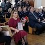 Глава МВД Крыма наградил крымчанку, поймавшую грабителя
