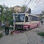 В центре Симферополя автобус снёс столб с линиями электропередач