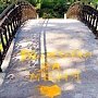 «Выходи за меня»: герой-любовник разрисовал отремонтированный в Симферополе мост через Салгир