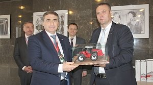 В прошлом году «Ростсельмаш» поставил в Крым 74 единицы сельхозтехники и оборудования на 335,3 млн рублей, — Рюмшин