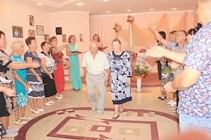 Крымчане с разным «стажем» супружества могут принять участие в торжествах, посвященных их свадебным юбилеям в отделах ЗАГС