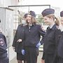 В Севастополе полицейские вместе с кадетами ОВД и волонтёрами ликвидировали рекламу наркотических средств на фасадах городских зданий