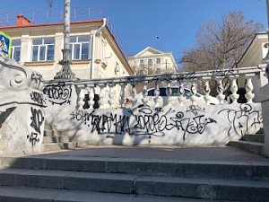 В Севастополе полицейскими задержаны подозреваемые в умышленном повреждении объекта культурного наследия