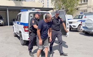 В Севастополе на пляже спасатель помог полицейским задержать грабителя на месте преступления