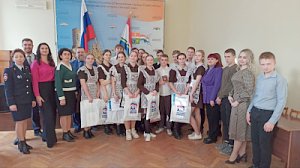 В Севастополе полицейские участвовали в праздничных мероприятиях, посвящённых вручению паспортов граждан Российской Федерации юным горожанам