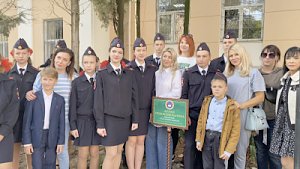 В Севастополе кадеты органов внутренних дел участвовали в высадке аллеи можжевельников в честь 125-летнего юбилея школы