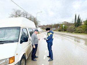 В Севастополе автоинспекторы проводят с водителями беседы о соблюдении Правил дорожного движения и вручают тематические листовки