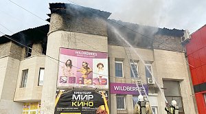 Полтора десятка человек эвакуировали из горящего торгового центра в Красногвардейском