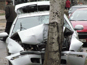 В Кировском районе иномарка врезалась в дерево: водитель погиб