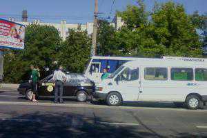 Боевое крещение: в Столице Крыма «ученик» за рулем столкнулся с микроавтобусом