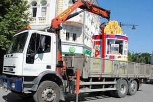 В Симферополе демонтировали киоск со "сладкой ватой"