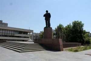 В Столице Крыма вандалы оставили автографы на памятнике Ленину
