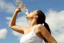 Медики советуют в жару больше пить воды