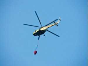Для тушения лесного пожара в горах под Ялтой привлекли вертолет