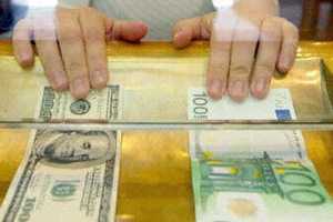 Эксперты советуют покупать доллар и избавляться от евро