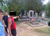 В Джанкое кладбищенские вандалы украли оградки с 17 могил