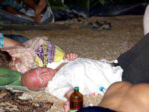 На фестивале «Соседний мир» в Керчи натанцевавшиеся зрители засыпают прямо на песке