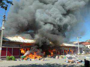 В Евпатории горел рынок: продавцы мешали пожарным тушить огонь