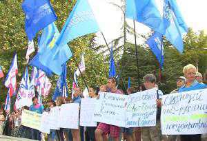 В Симферополе регионалы распространяют нарушающие закон листовки и оскорбляют оппозиционеров