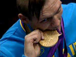 Крымский олимпиец Александр Усик пожаловался, что на его золотой медали остались следы от зубов