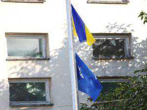 В первой гимназии в Столице Крыма флаг Партии регионов приравняли к государственному