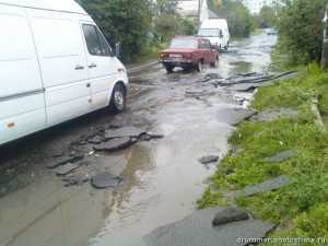 В Днепропетровске дождем смыло новый асфальт