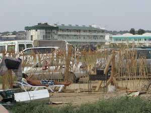 Коммерсанты завалили пляж в Любимовке мусором и фекалиями в выгребных ямах