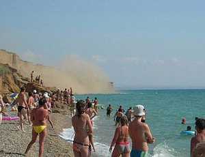 На пляже под Севастополем обвалилось 60 метров земли