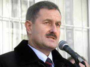 Глава городского совета Севастополя зарабатывает вдвое меньше жены