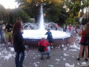 Пенный фонтан в Севастополе: дети в восторге, взрослые считают это безобразием