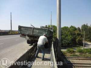 В Столице Крыма КАМАЗ едва не вылетел с моста