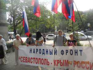 В Столице Крыма пророссийские активисты потребовали лишить украинский язык статуса государственного