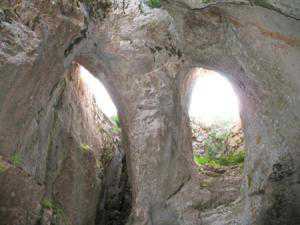 Директора Ялтинского заповедника наказали штрафом за вождение туристов в пещеры