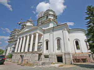 В возрождаемом главном соборе Симферополя впервые проходит литургия