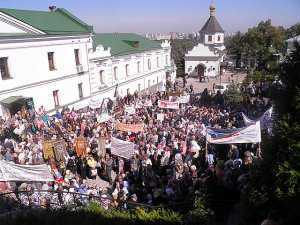В Киеве состоялся крестный ход против биометрических паспортов и за русский язык