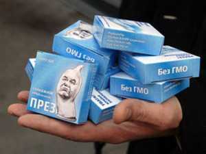 Суд обязал расплатиться с распространителем “президентских кондомов”