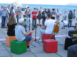 В керченских дворах устроят бесплатные концерты