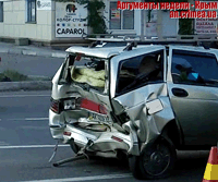 В Столице Крыма неадекватный водитель микроавтобуса хорошенько стукнул «Ладу»