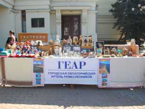 В Евпатории в День туризма учили рисовать на воде