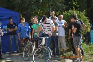 Симферопольцев за пиво призвали прокатиться на поломанном велосипеде «Юлечка»
